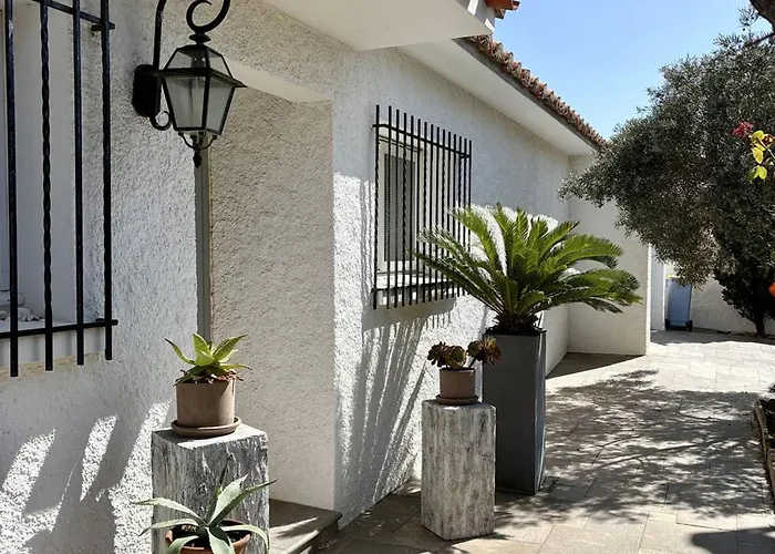 Villa Familiale A 100m De La Avec Piscine - Fr-1-529-172